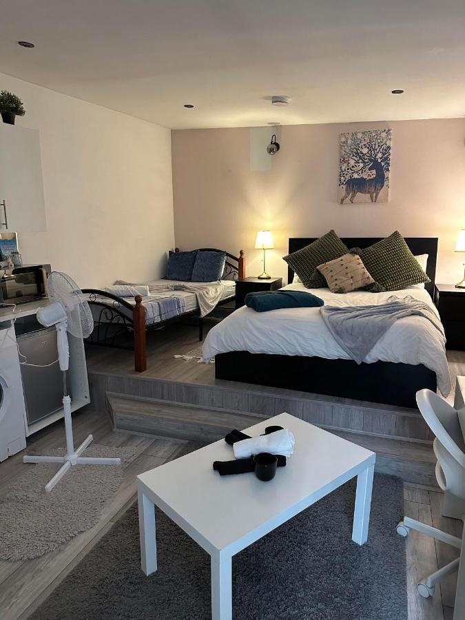 Charming Studio Apartment In Londen Buitenkant foto